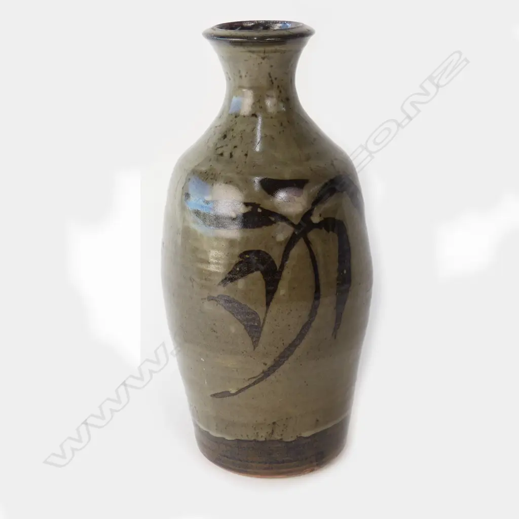 A Harry and May Davis Crewenna Pottery lamp base Image 1++