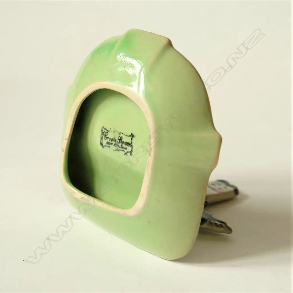 An uncommon Crown Lynn advertising ashtray Image 1++