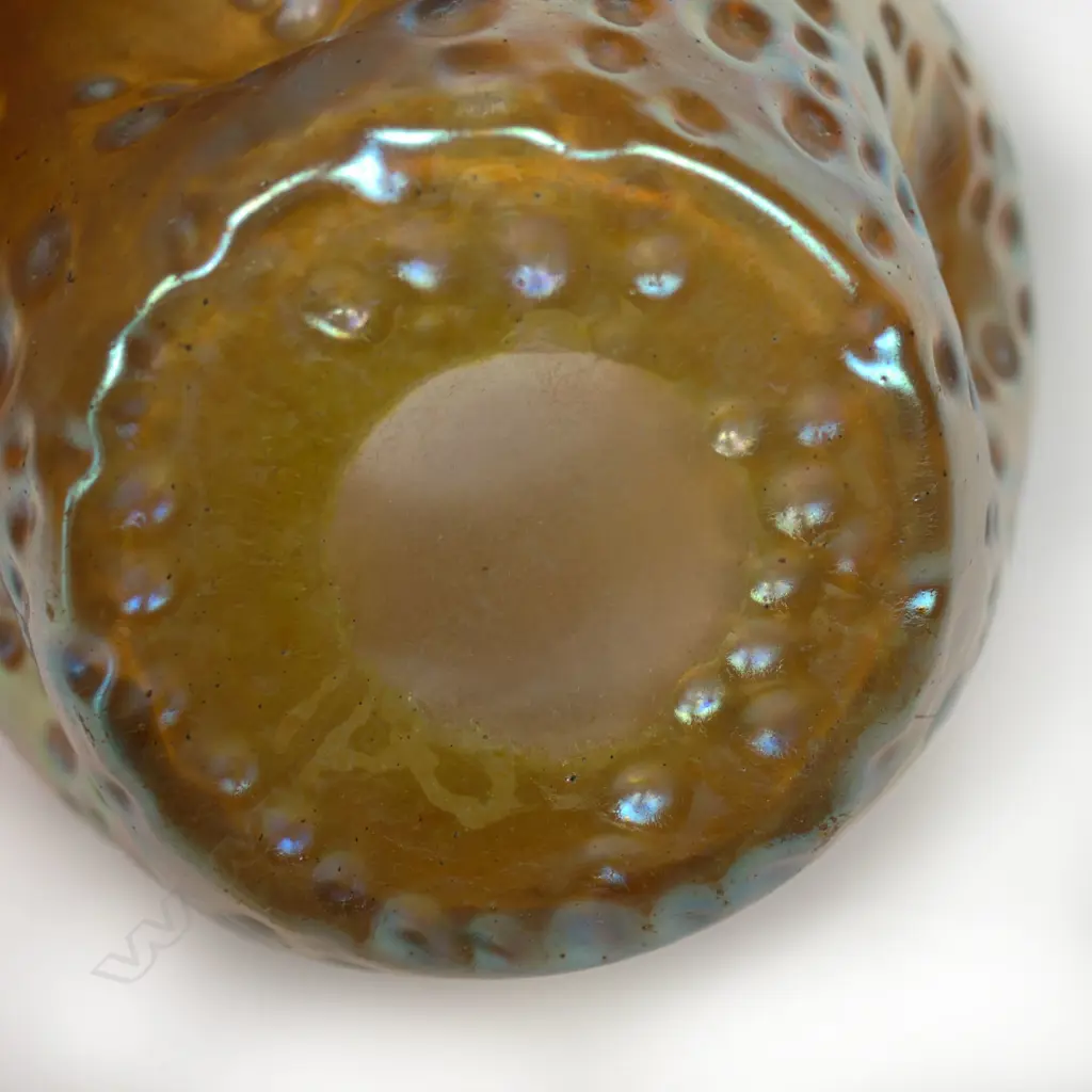 A Loetz style iridescent glass vase, Image 1++