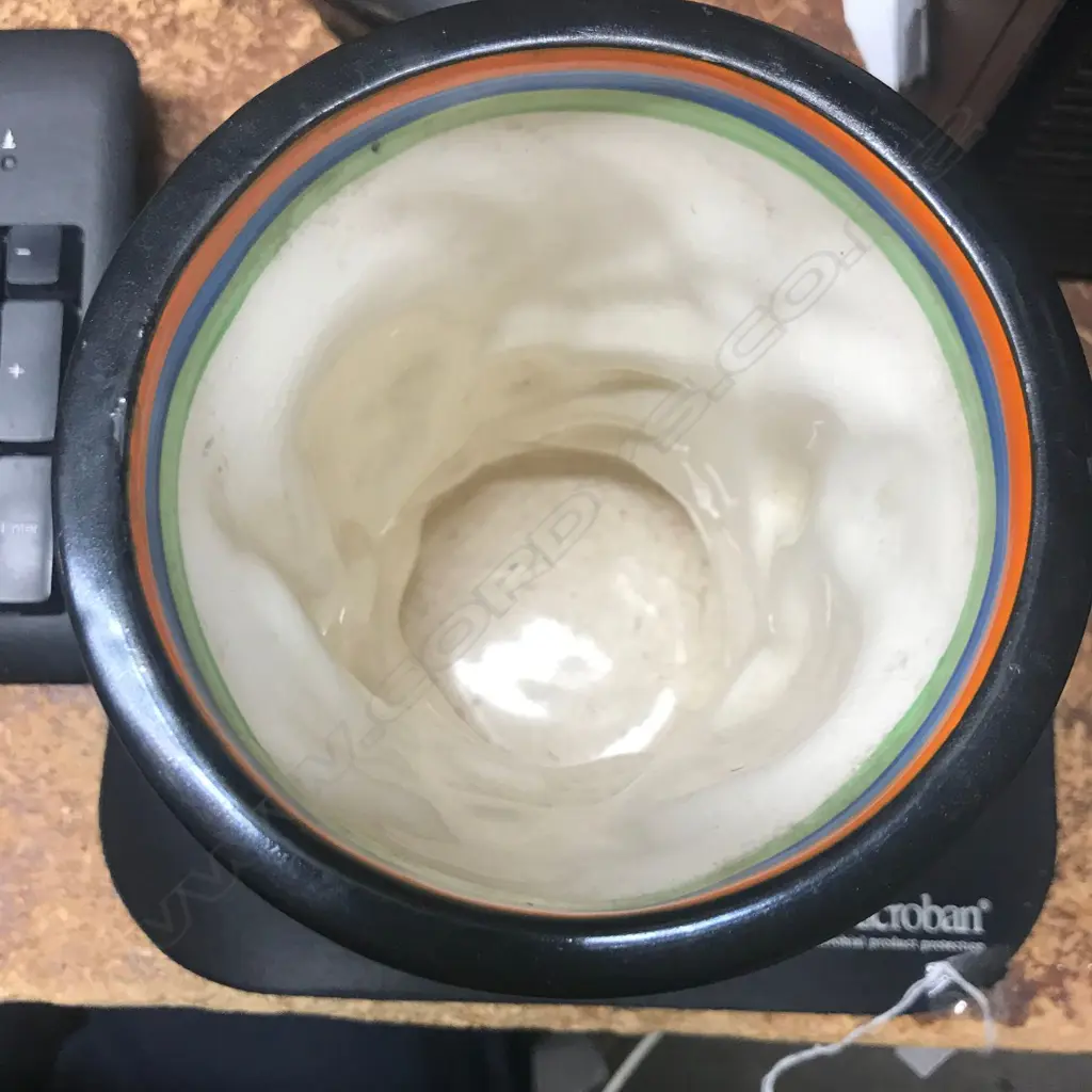 A Clarice Cliff Bizarre sgraffito vase Image 1++