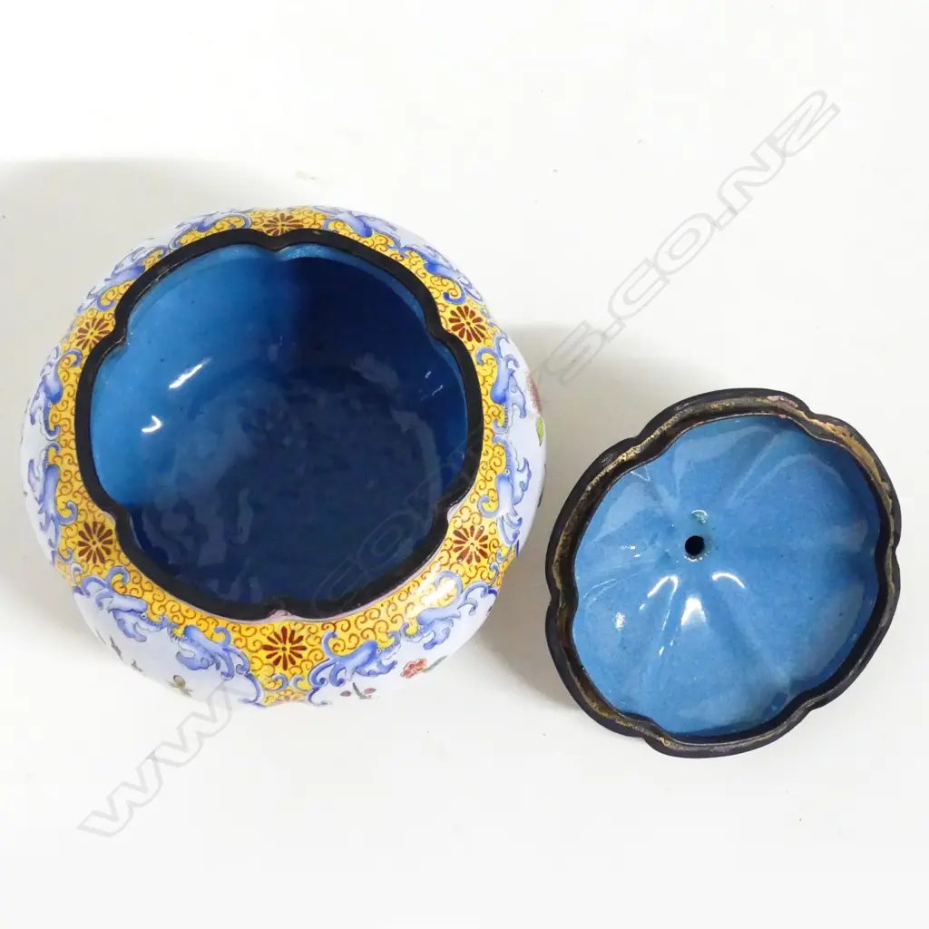 A Chinese enamel lidded jar Image 1++