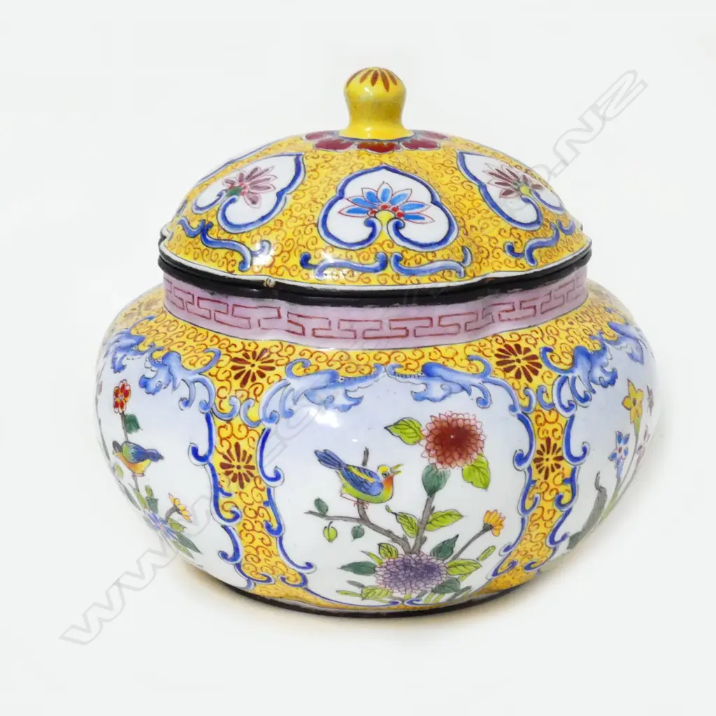 A Chinese enamel lidded jar Image 1++