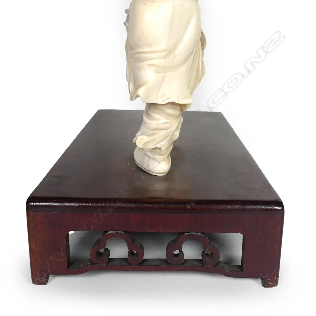 A pair of Chinese Qing finely carved solid ivory 'fighting' figures Image 1++