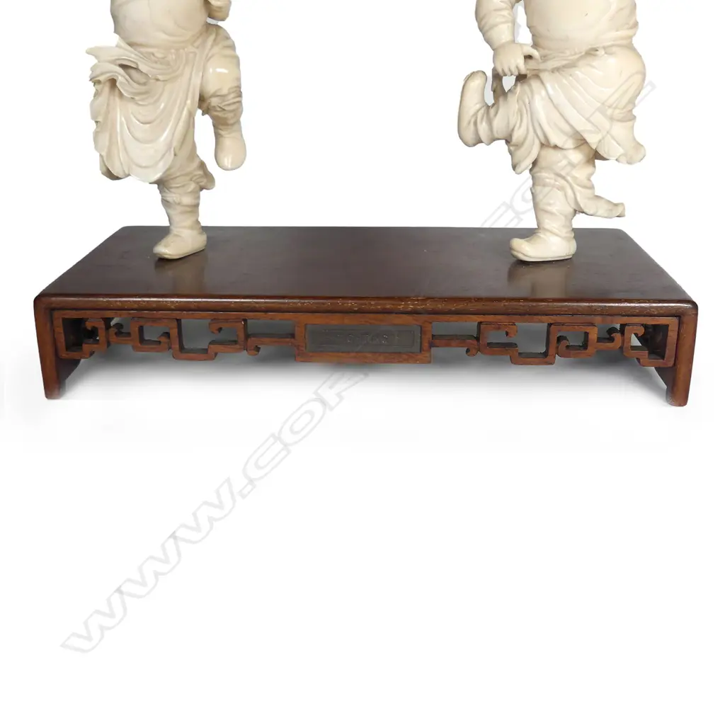 A pair of Chinese Qing finely carved solid ivory 'fighting' figures Image 1++