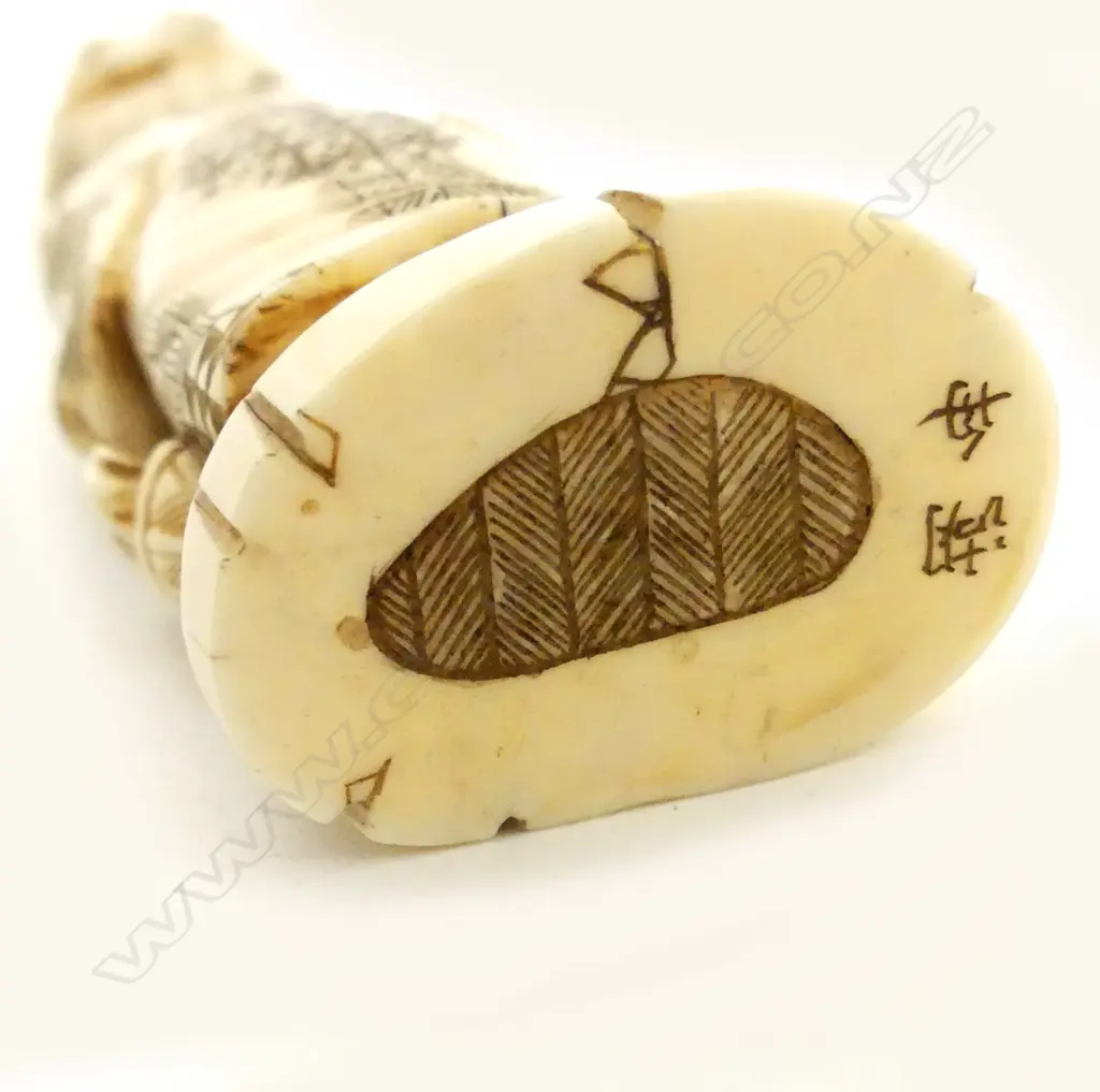 A Japanese carved ivory figure group Image 1++