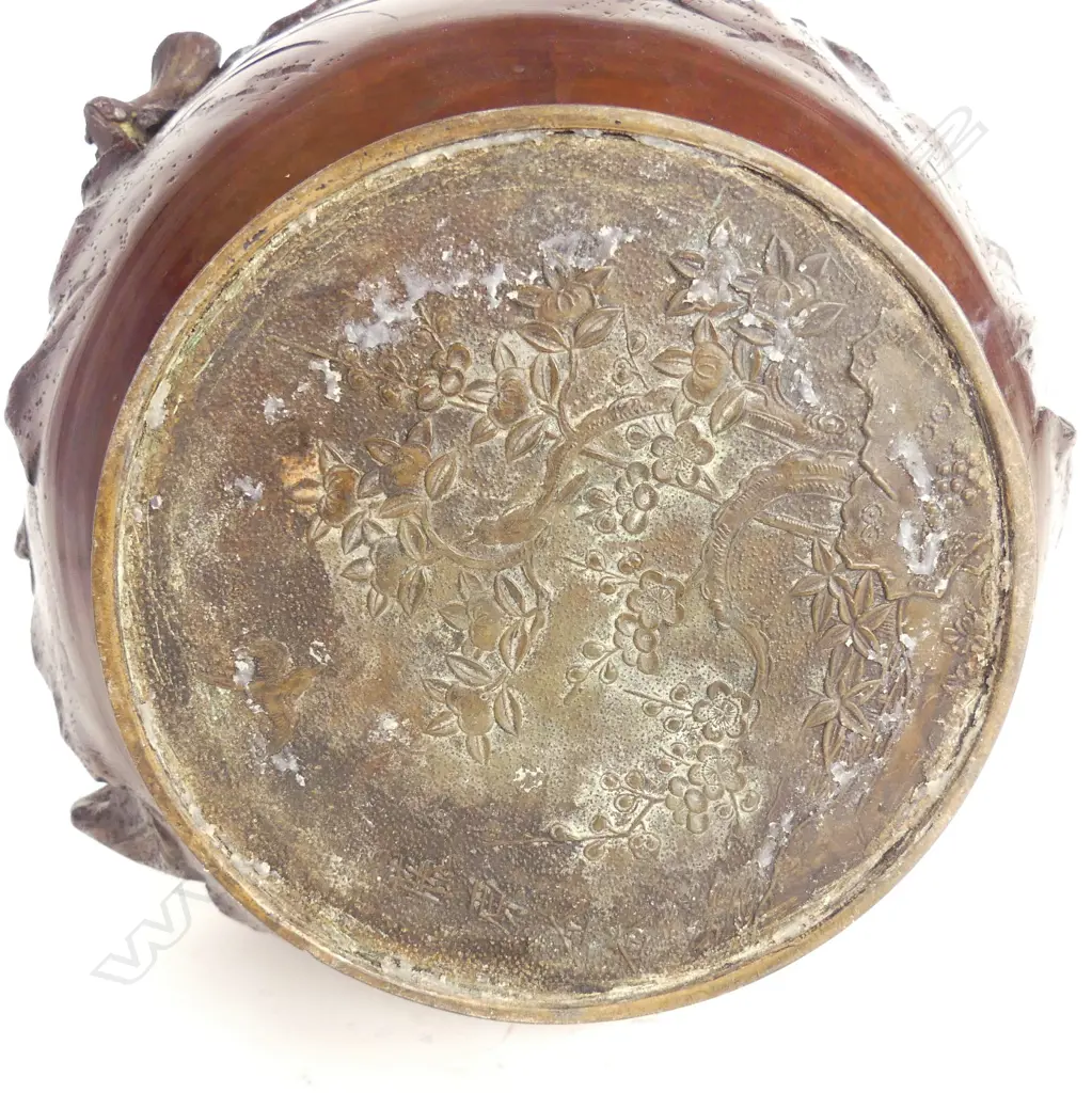 A Japanese Meiji period bronze vase Image 1++