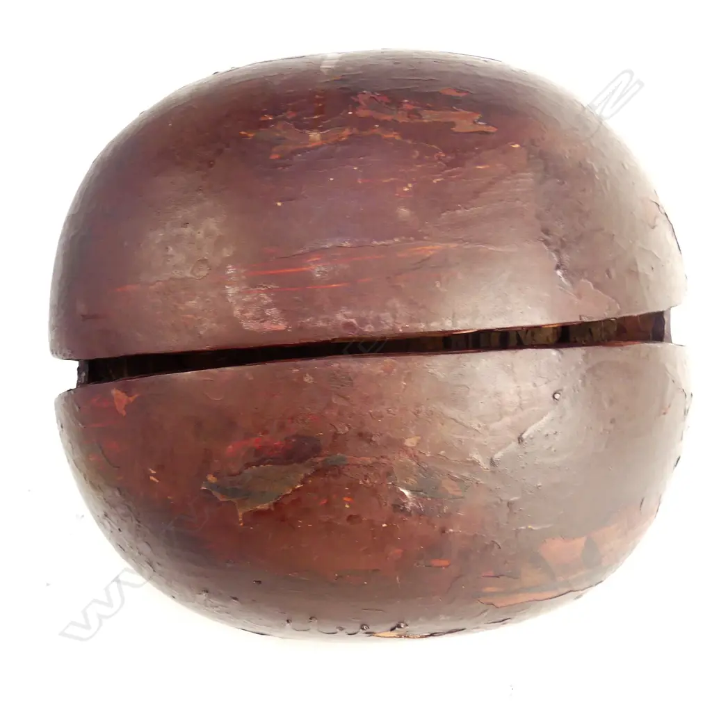 A large Japanese carved and lacquered wooden slit gong Image 1++