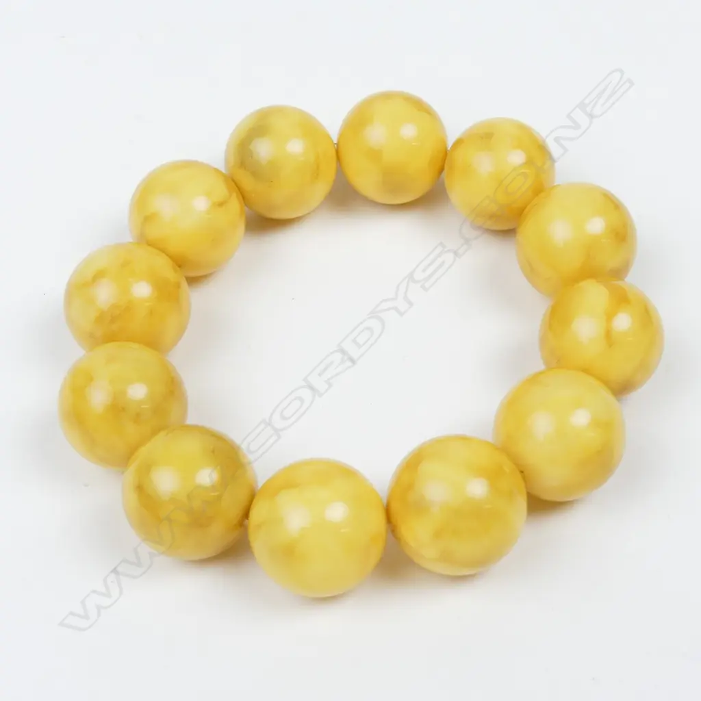An 'egg yolk' amber bead bracelet Image 1++