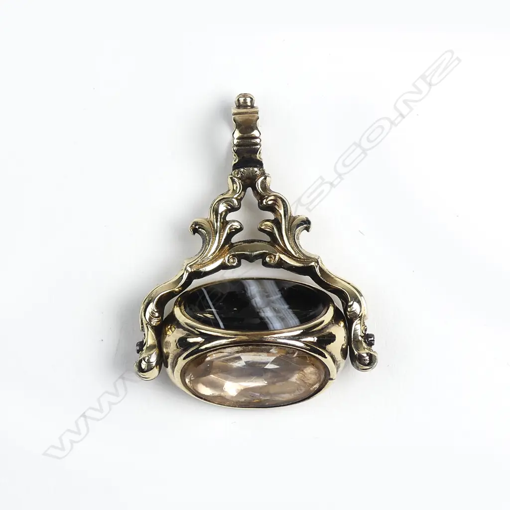 An early Victorian 9ct. yellow gold three-sided fob spinner Image 1++