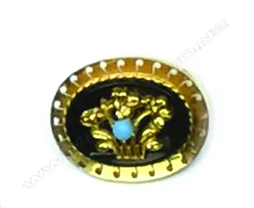 An antique 20ct. gold and onyx brooch Image 1++