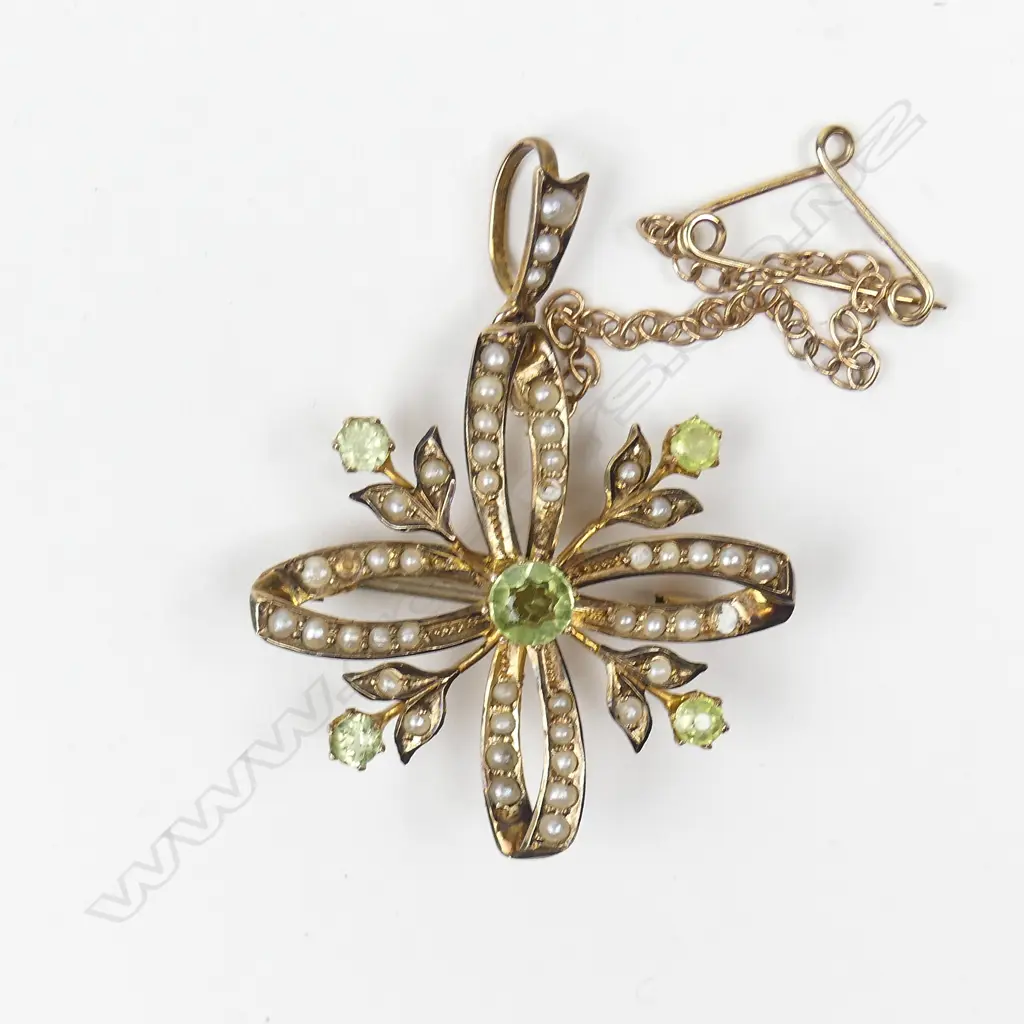 An Edwardian 9ct. stylish peridot and seed pearl pendant/brooch Image 1++