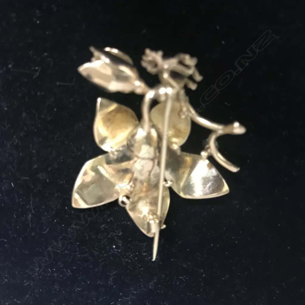 A 15ct gold brooch Image 1++