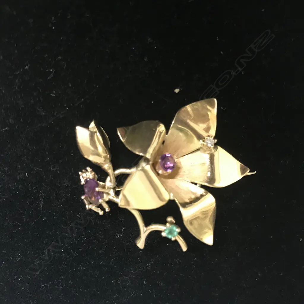 A 15ct gold brooch Image 1++