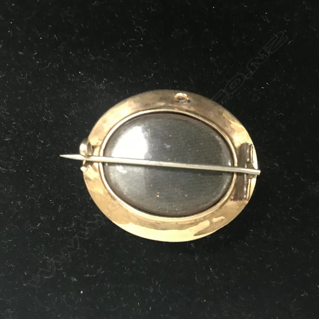 A Victorian gold and enamel mourning brooch Image 1++