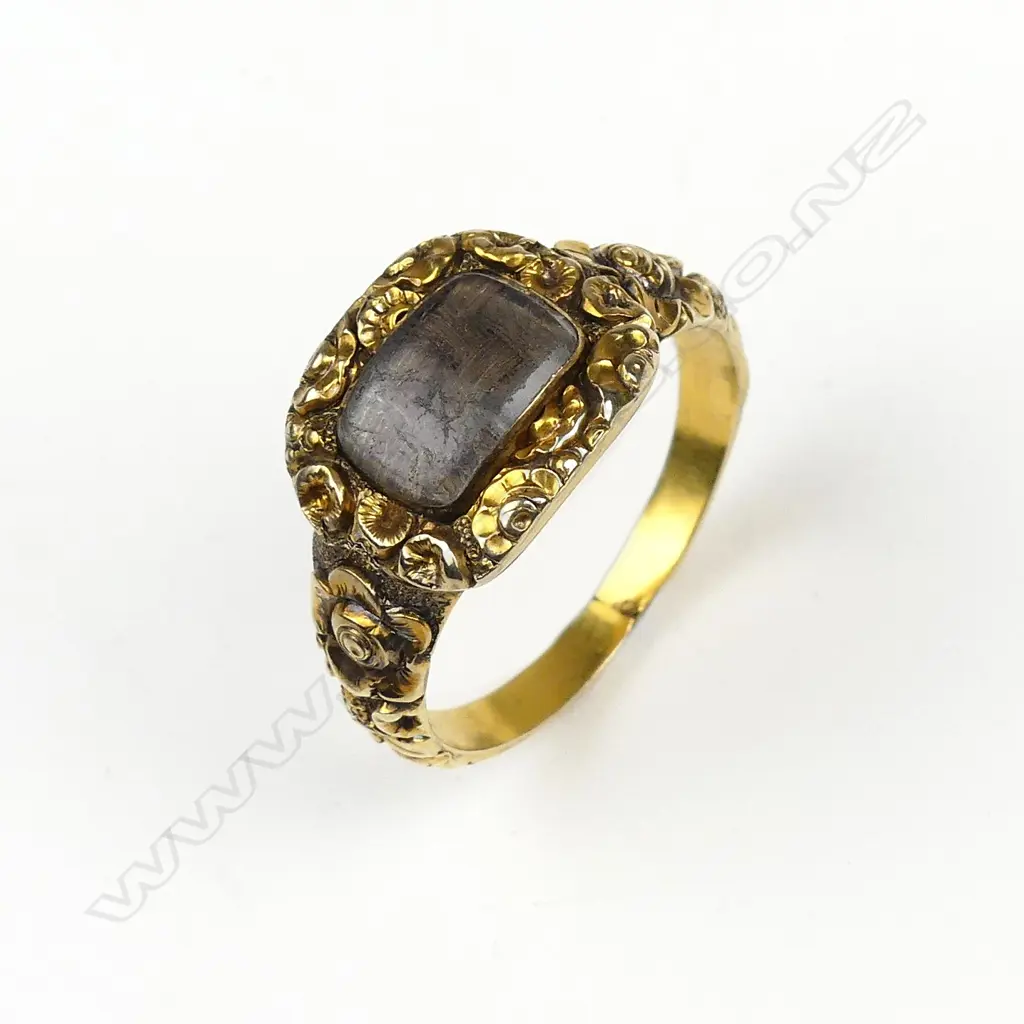 A Georgian 18ct gold mourning ring Image 1++