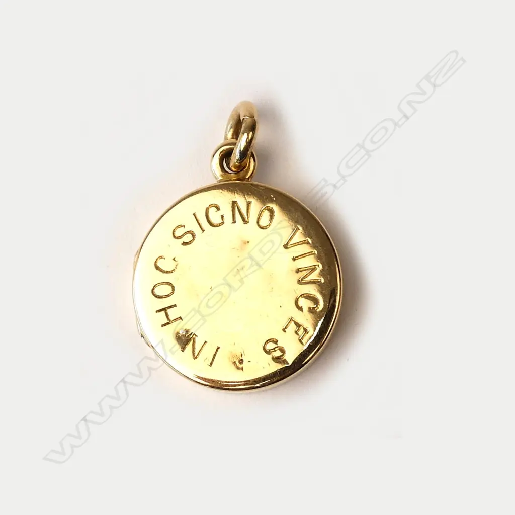 An 18ct gold locket Image 1++