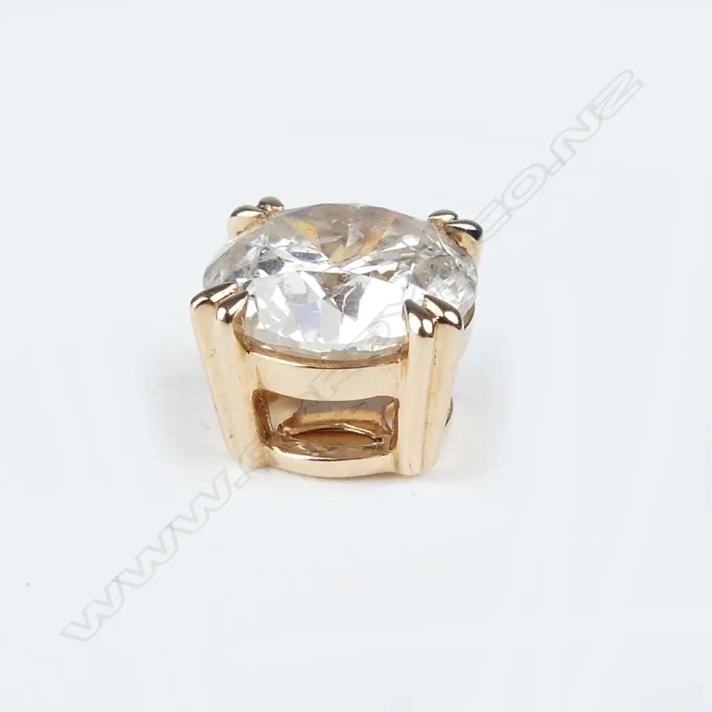 A pair of 18ct rose gold diamond stud earrings Image 1++