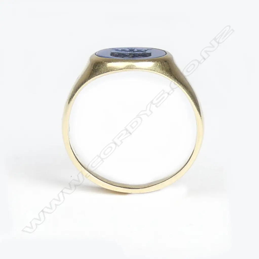 A 19thC 18ct. yellow gold and chalcedony crested seal ring Image 1++