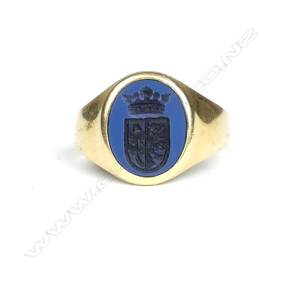 A 19thC 18ct. yellow gold and chalcedony crested seal ring Image 1++