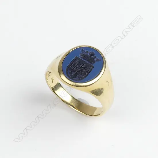 A 19thC 18ct. yellow gold and chalcedony crested seal ring