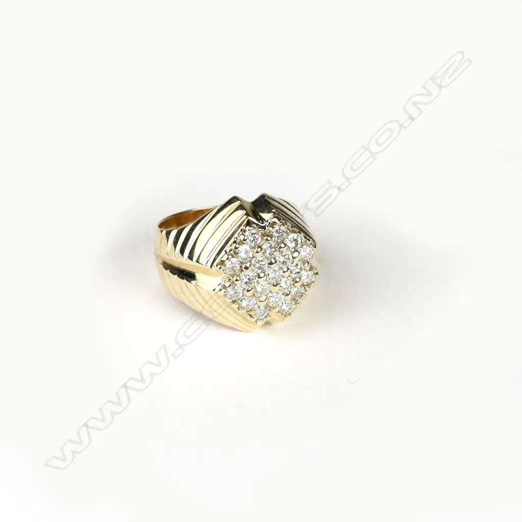A large vintage 18ct. yellow gold and diamond cluster ring Image 1++
