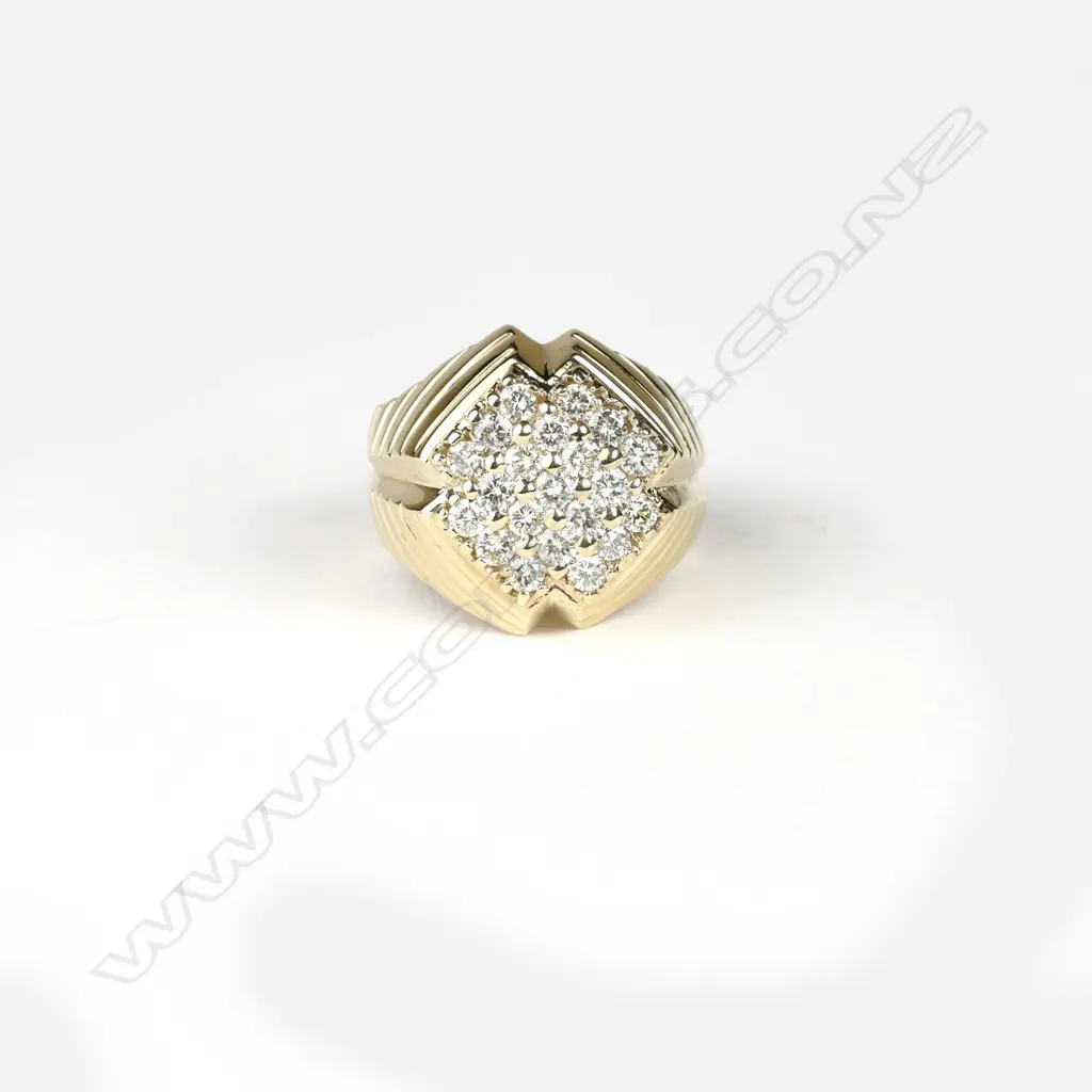 A large vintage 18ct. yellow gold and diamond cluster ring Image 1++