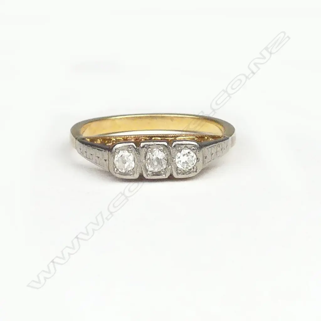 An estate 18ct gold and diamond ring Image 1++