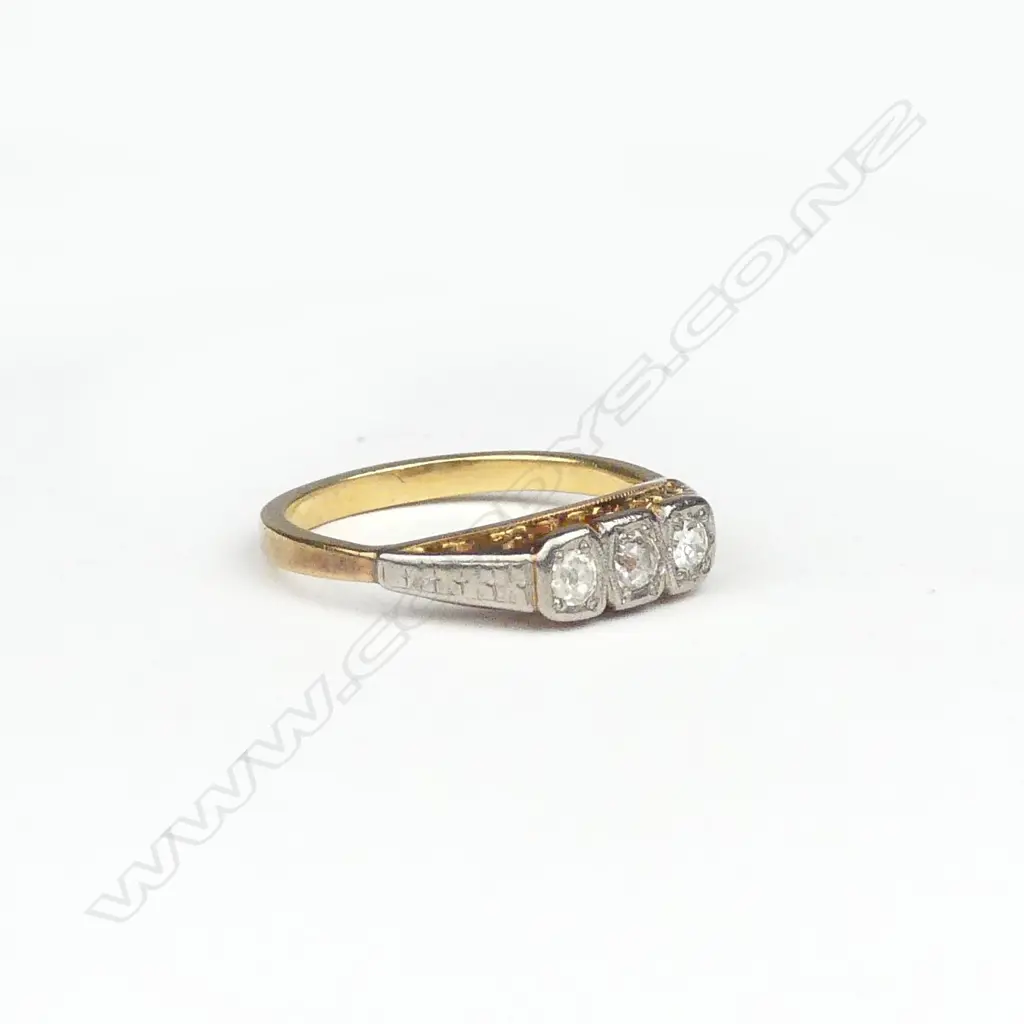 An estate 18ct gold and diamond ring Image 1++