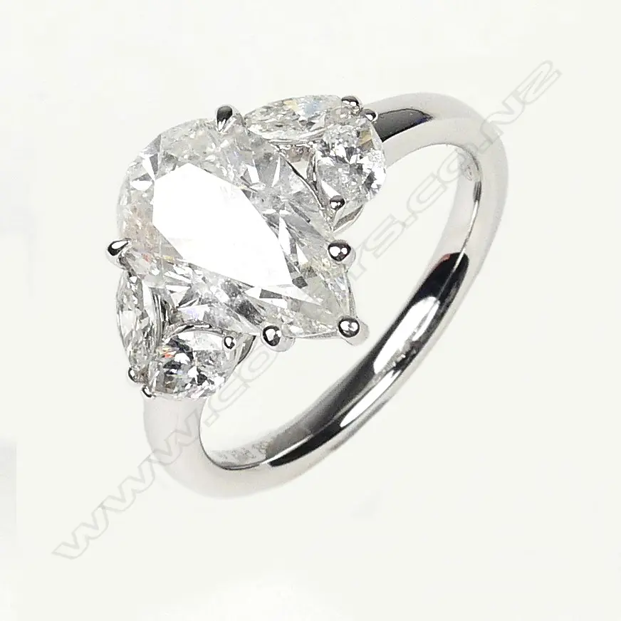 An 18ct white gold and 3.01ct diamond ring Image 1++