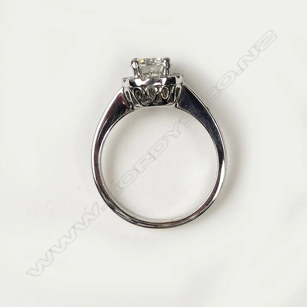 An 18ct white gold and 1.00ct diamond ring Image 1++