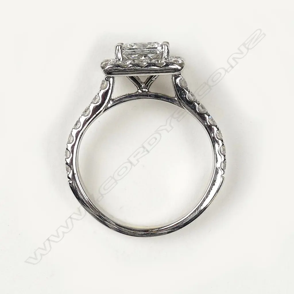 An 18ct white gold and diamond ring Image 1++