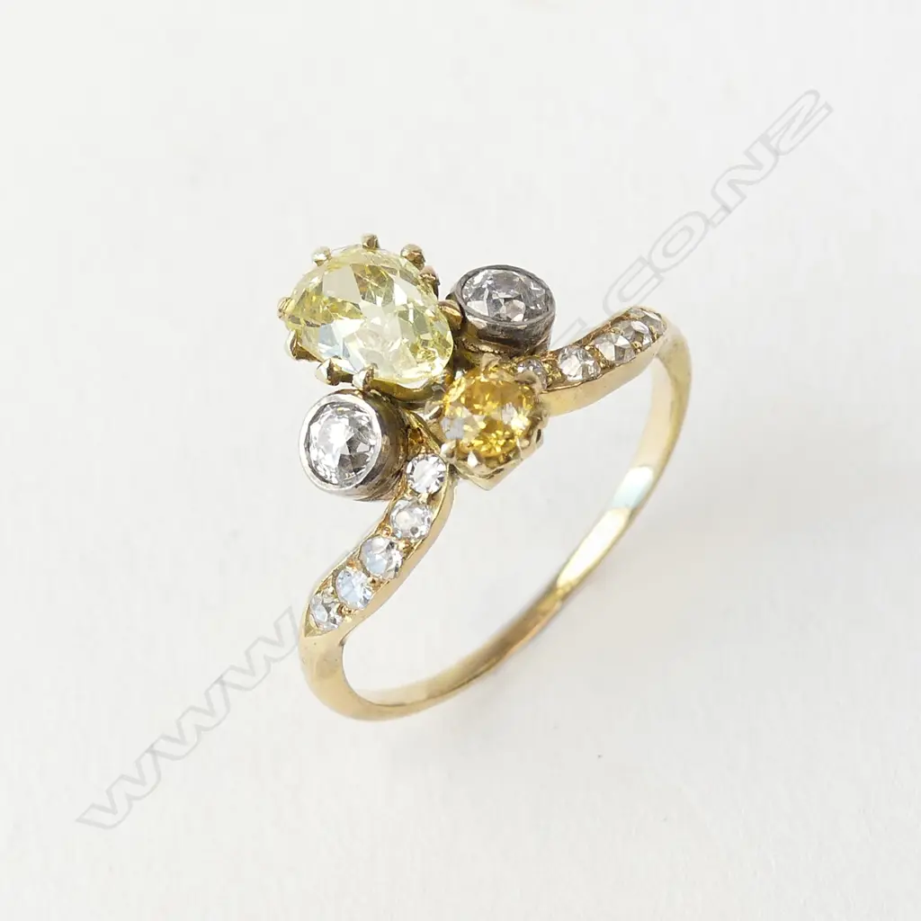 An estate 18ct gold and diamond dress ring Image 1++