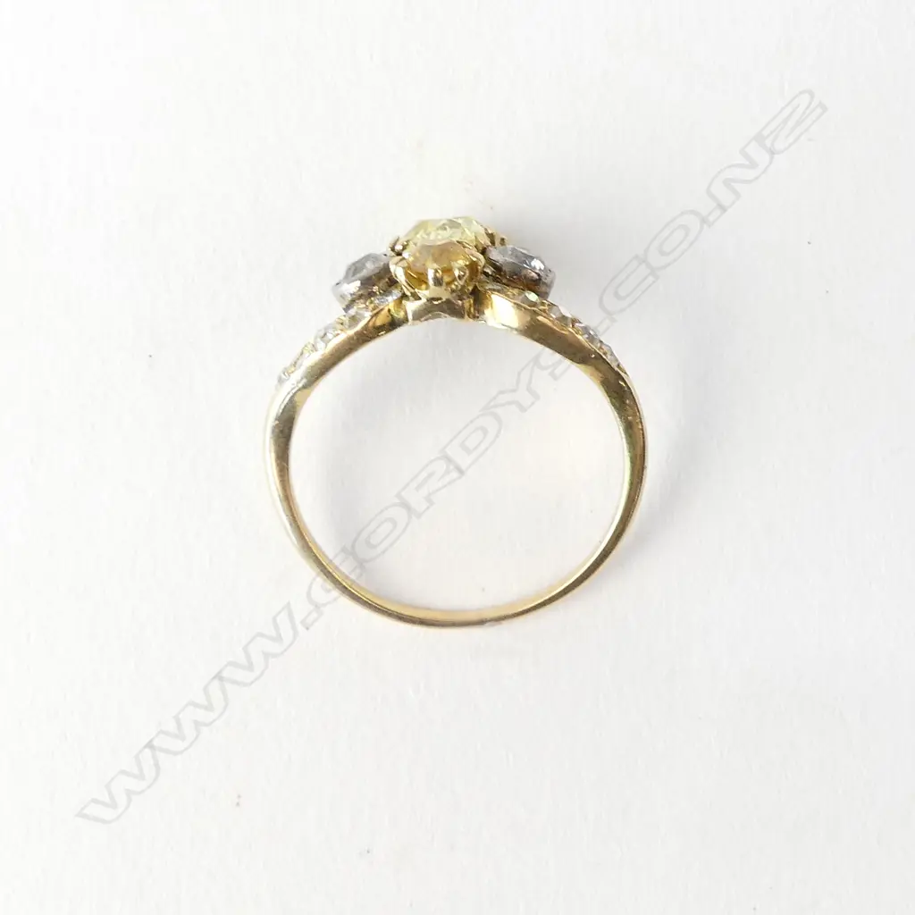An estate 18ct gold and diamond dress ring Image 1++