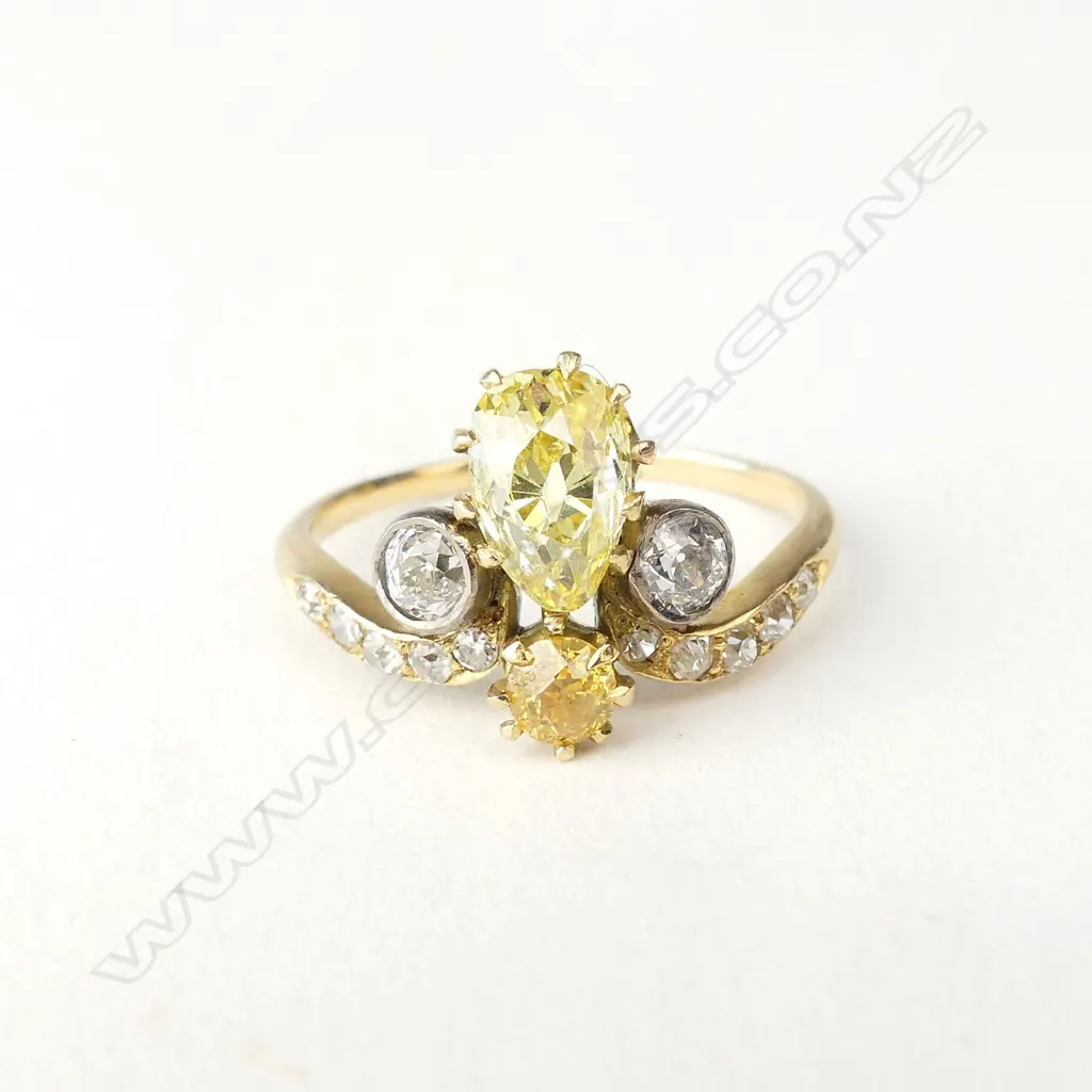 An estate 18ct gold and diamond dress ring Image 1++