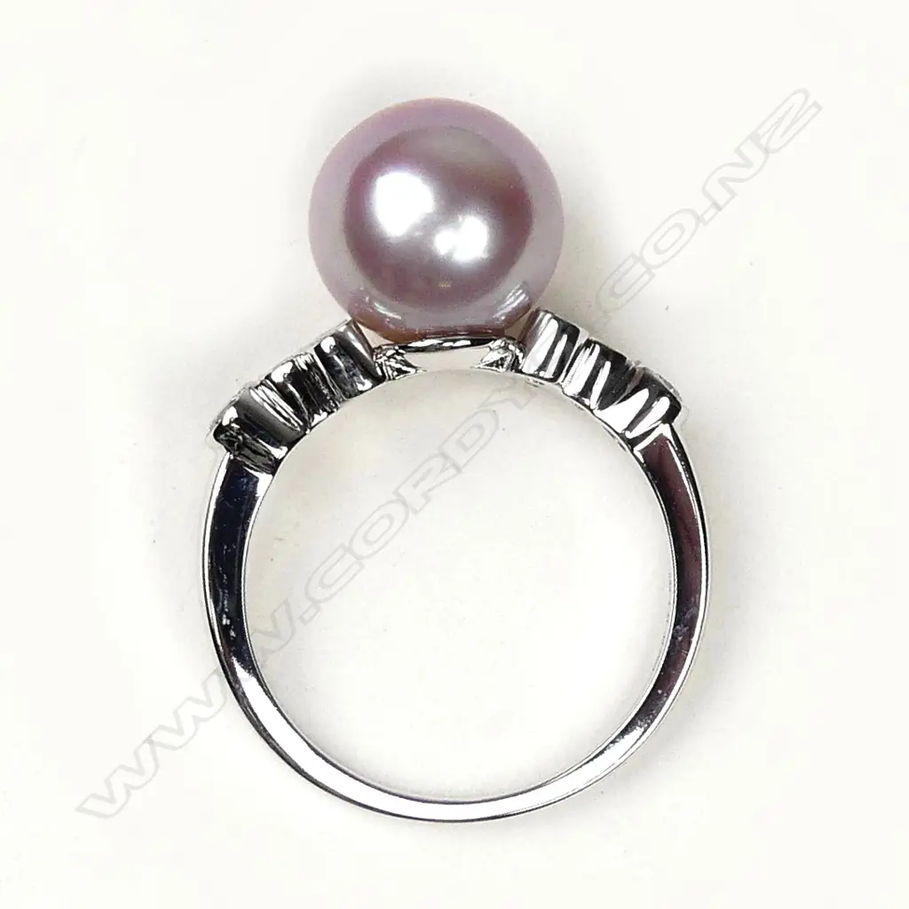 A 14ct white gold pearl and diamond ring Image 1++