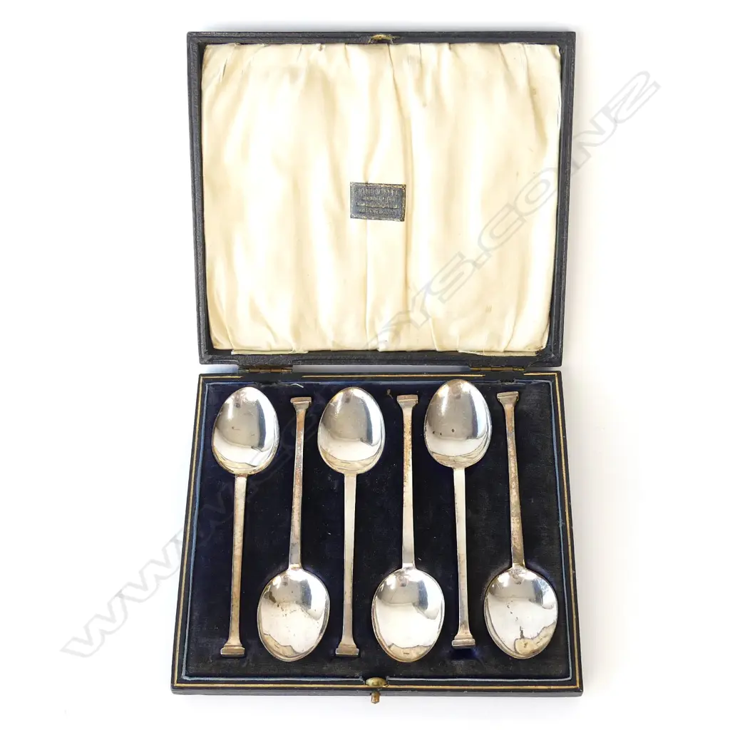 A cased set of 20thC silver teaspoons Image 1++