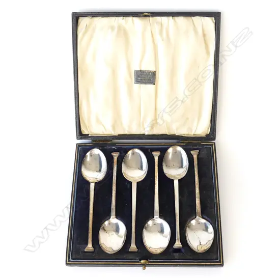 A cased set of 20thC silver teaspoons