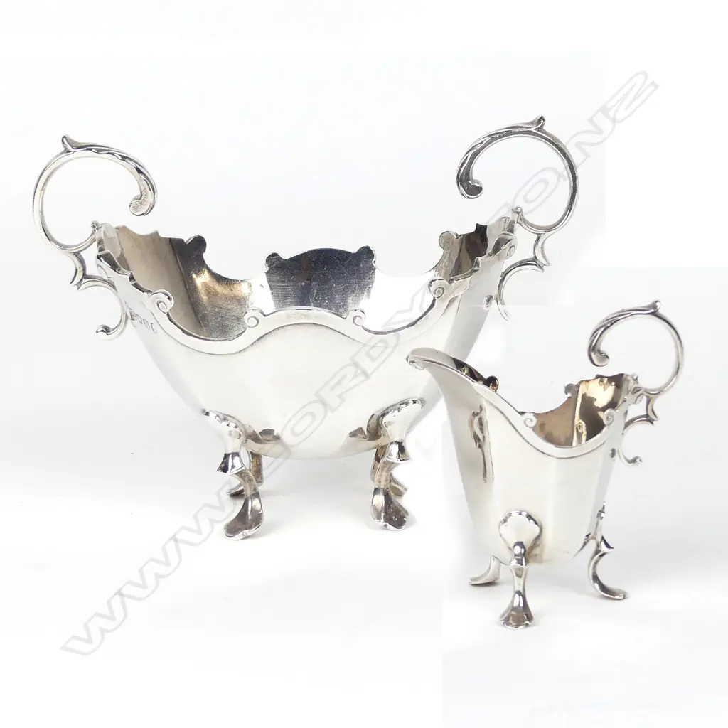 A late Victorian silver sugar bowl and creamer Image 1++