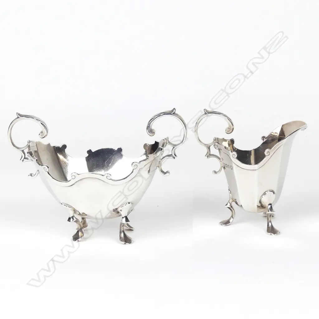 A late Victorian silver sugar bowl and creamer Image 1++