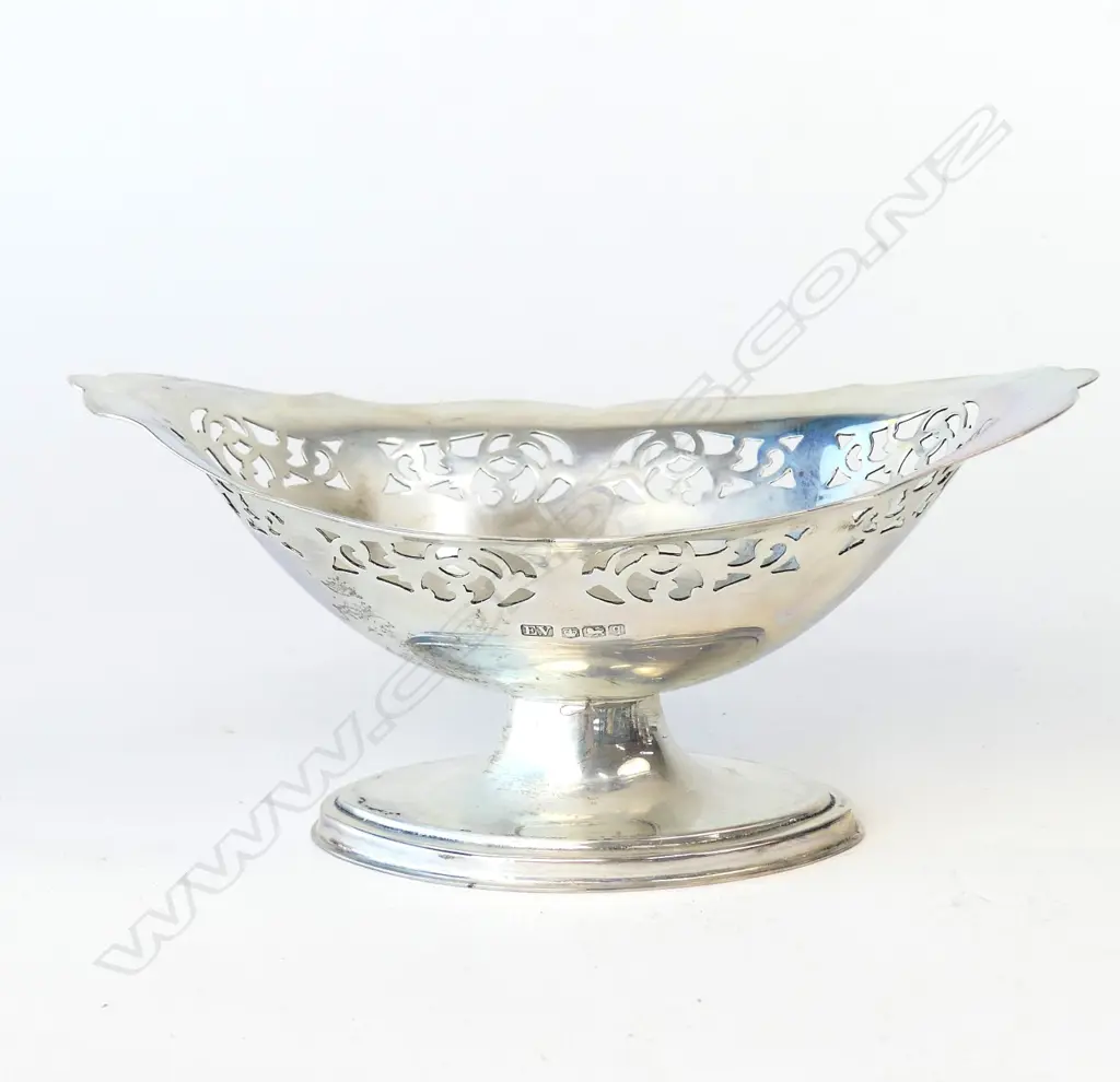 A 20thC silver footed bonbon dish Image 1++