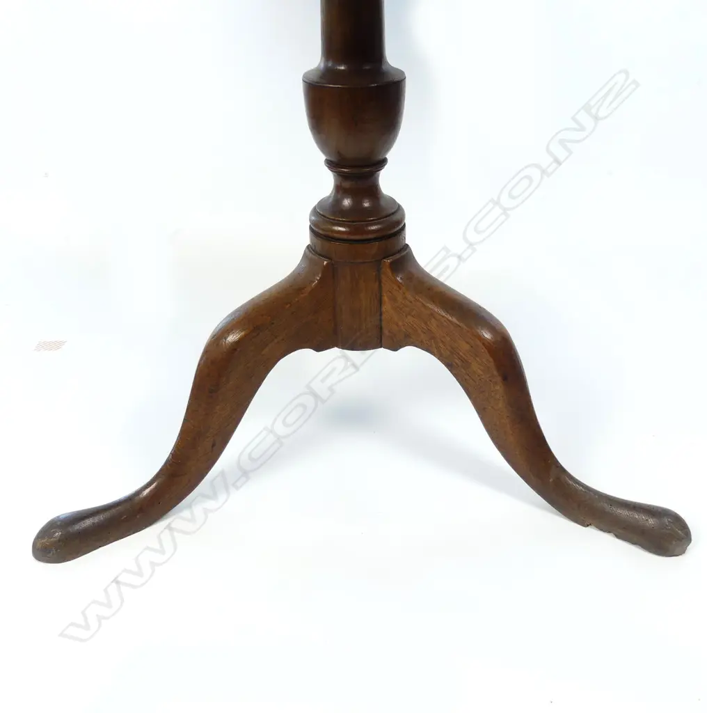 An oak tilt-top wine table Image 1++