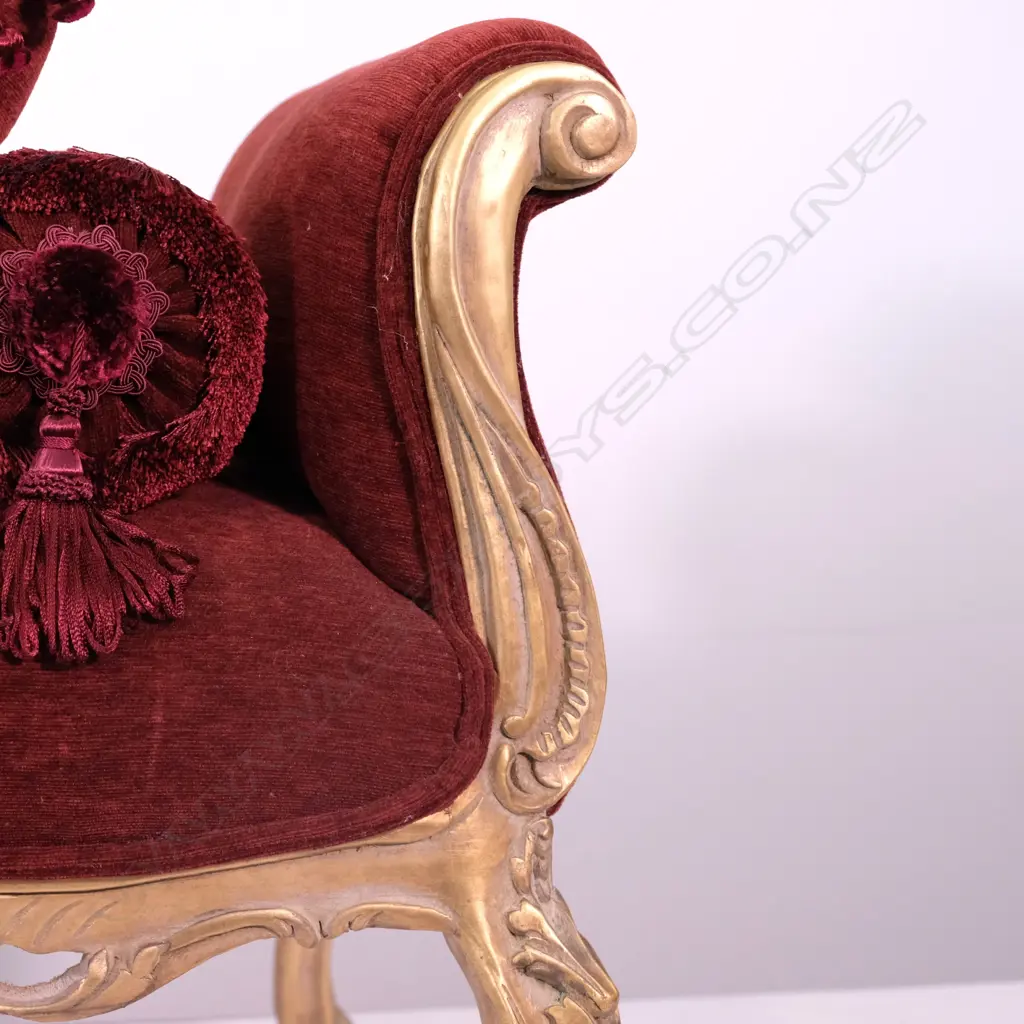 A scrolling double-ended ottoman Image 1++