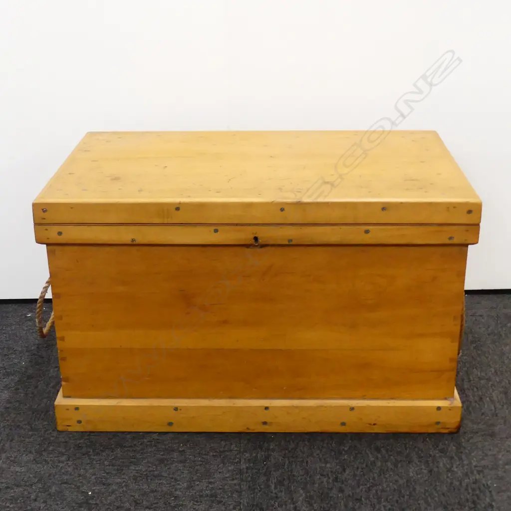 A New Zealand colonial kauri trunk Image 1++