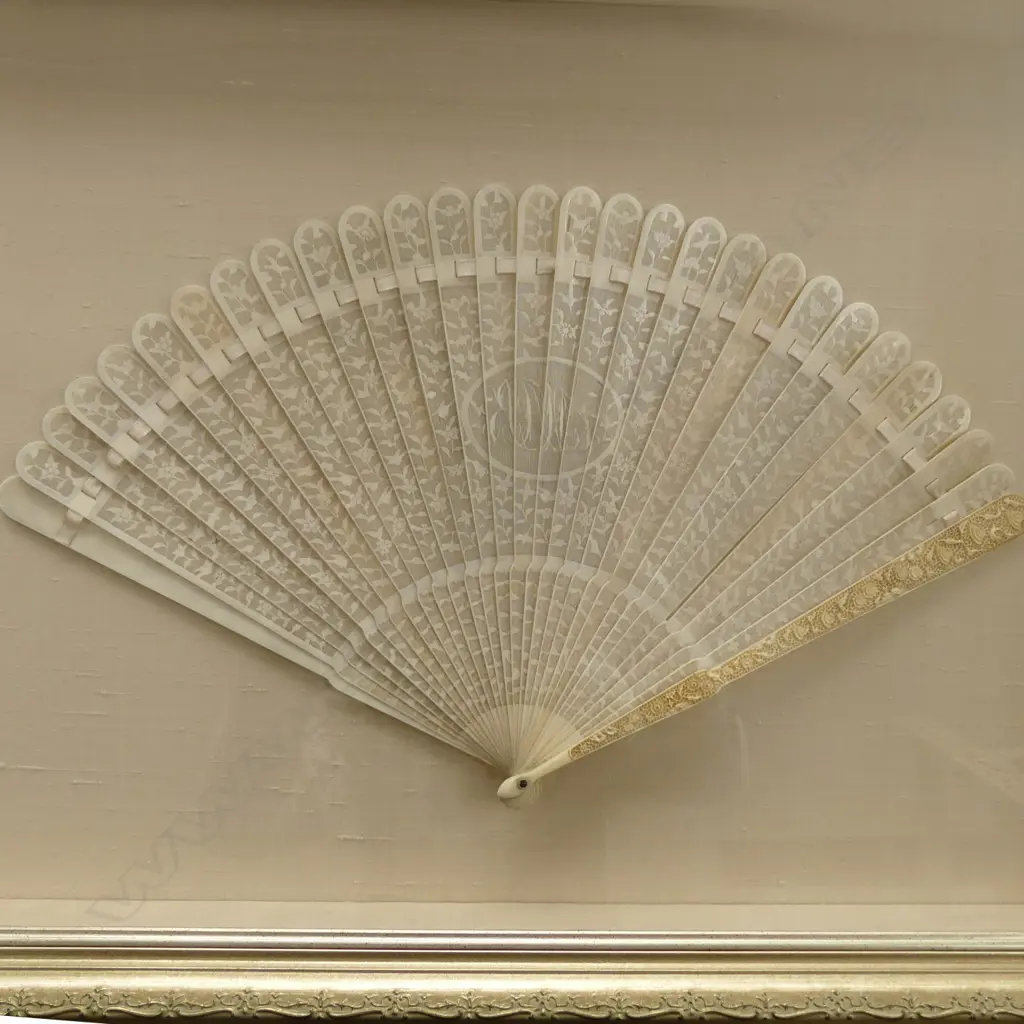 A fine 19thC Chinese ivory brisé fan Image 1++