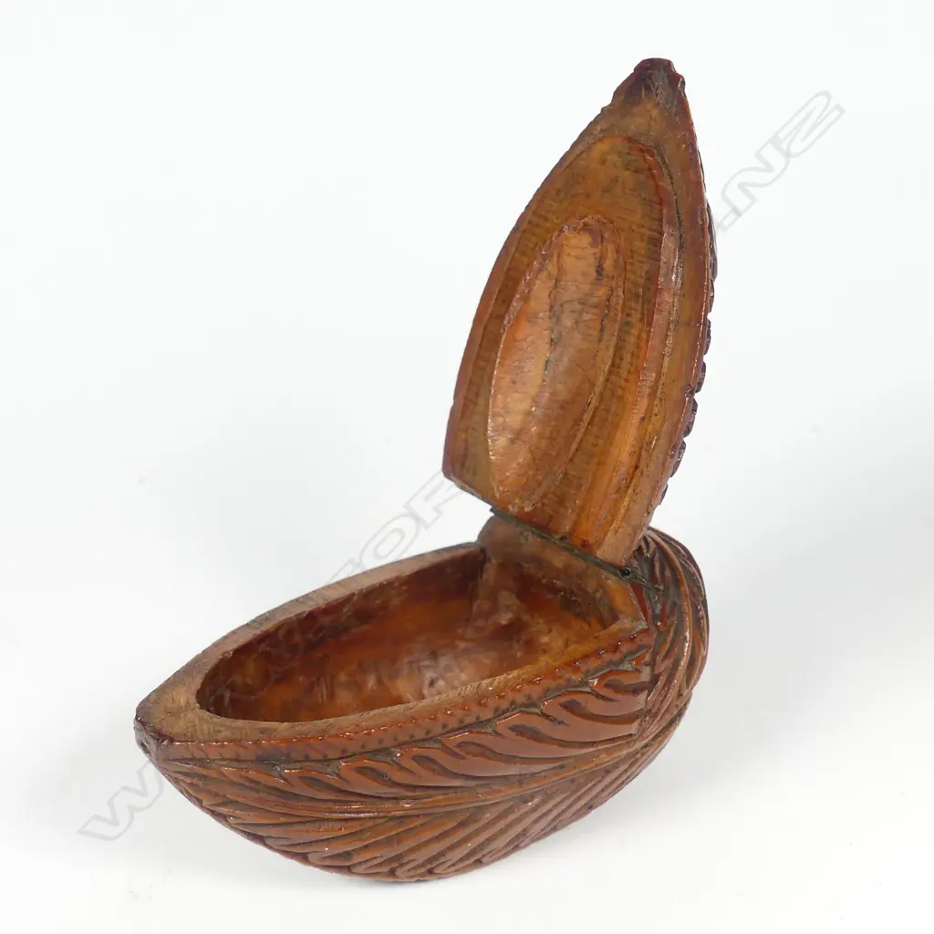 A 19thC Dutch boxwood snuff box Image 1++