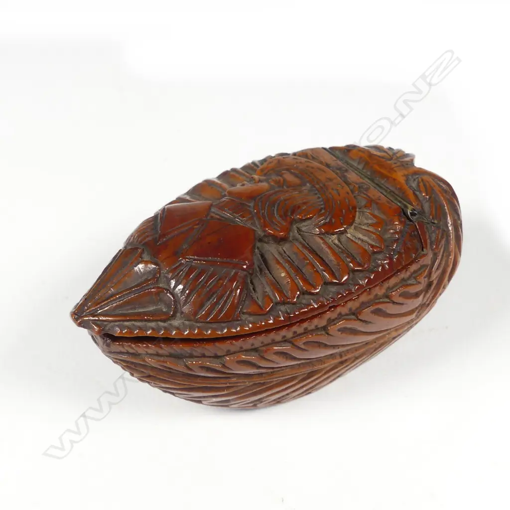 A 19thC Dutch boxwood snuff box Image 1++