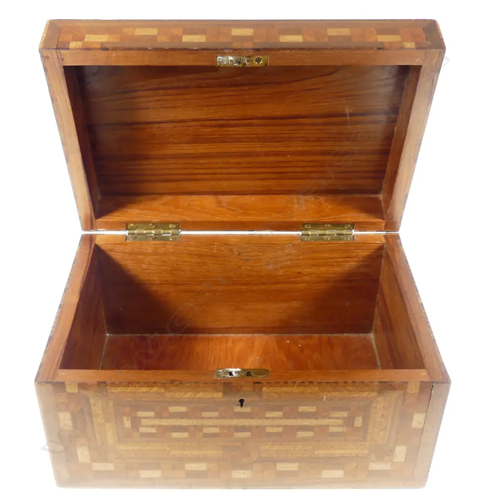 A figured and decorative timber parquet veneered box Image 1++