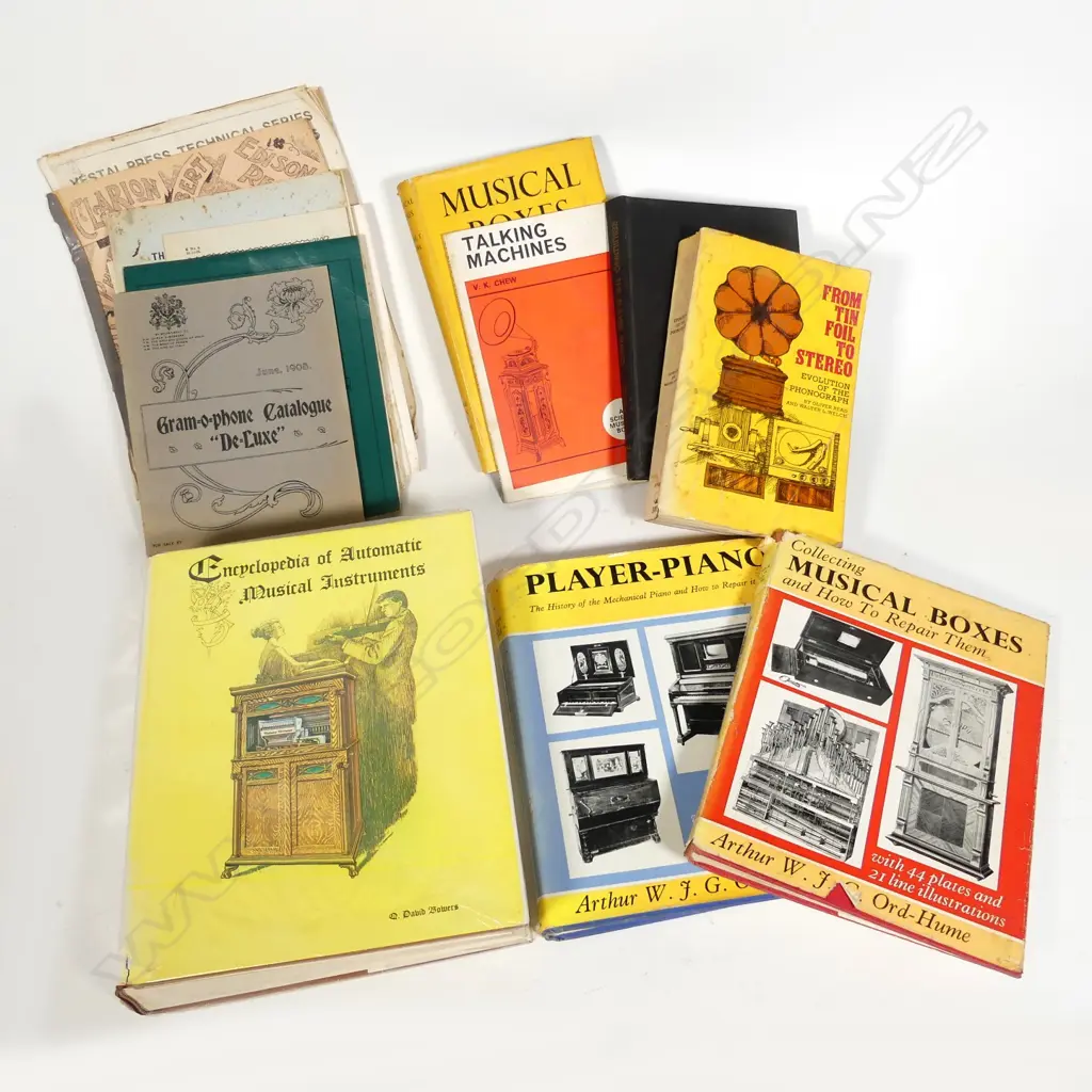 Seven books and assorted booklets relating to phonographs and various 'Talking Machines' Image 1++