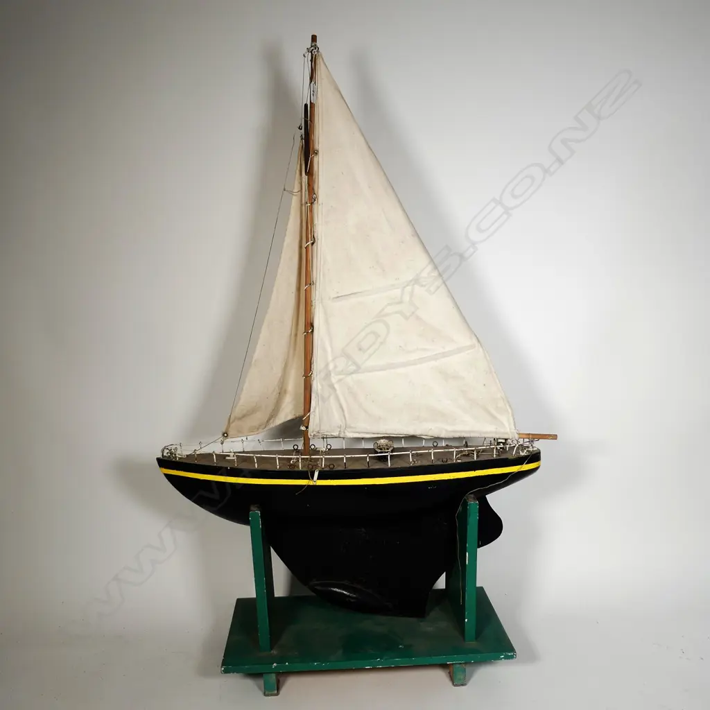 A vintage pond yacht Image 1++