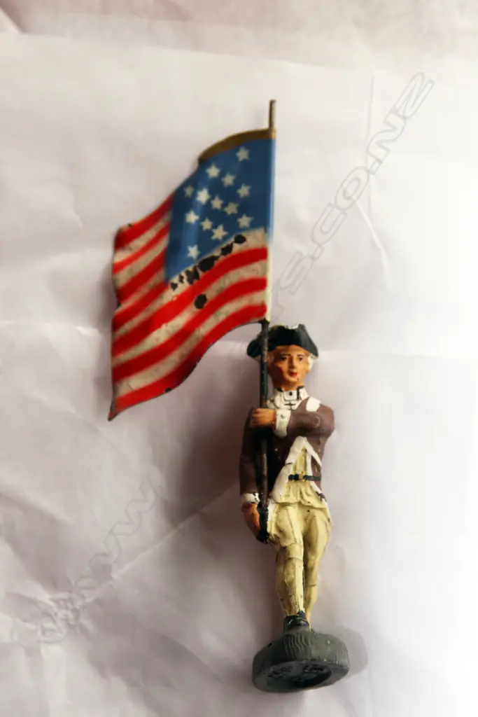 An extremely rare set of hand painted German Elastolin composition American revolutionary soldiers including superb mounted General (H.110mm) and a flag bearer holding a tinplate early stars and stripes flag (H.120mm) and eight soldiers including two drummers Image 1++